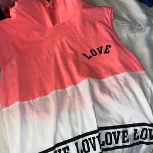 Sleeveless t-shirt with hood